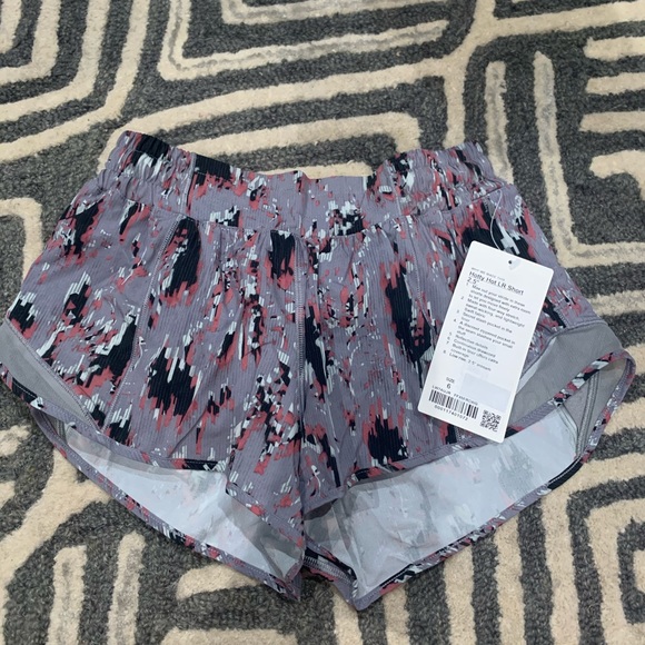 Lululemon Hotty Hot Short 2.5” - Picture 2 of 6